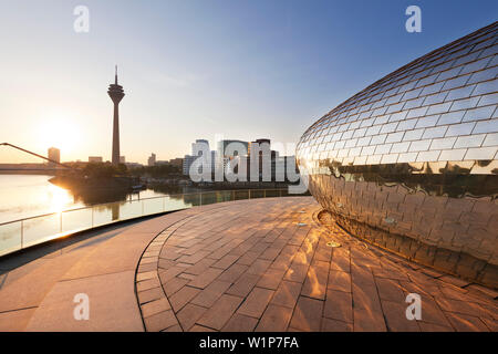 Pebbles Bar terrasse de l'hôtel Hyatt Regency, Medienhafen à vue de tour de télévision et Neuer Zollhof (Architecte : F.O. Gehry, Düsseldorf, Rhénanie-n Banque D'Images