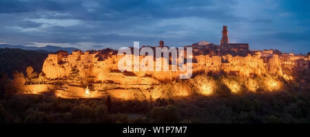 Vue panoramique sur la ville illuminée Pitigliano, au crépuscule, en province de Grosseto, Toscane, Italie Banque D'Images