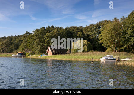 Boatshouse au lac de Schwerin, Mecklenburg Lake District, Schleswig-Holstein, Allemagne Banque D'Images