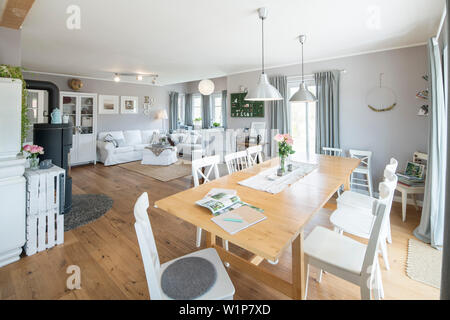 Nordique moderne salle de séjour dans la maison de famille avec un mobilier blanc et gris et un sol en parquet, Korbach, Hesse, Germany, Europe Banque D'Images