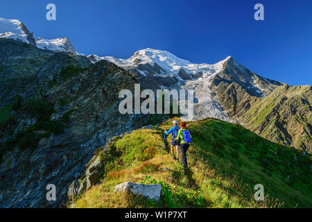 Un homme et une femme s'élever au-dessus fait retour à la pyramide, sur le Mont Blanc en arrière-plan, pyramide, Mont Blanc, Grajische Alpes, les Alpes savoyardes, Savoie Banque D'Images