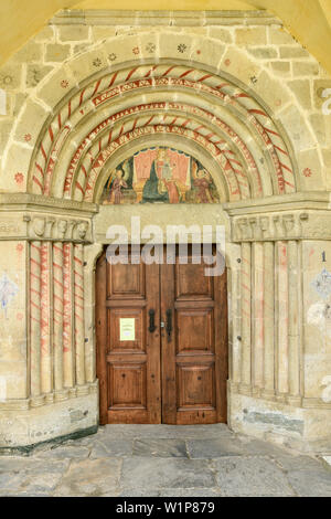 Dans Churchdoor Elva, Elva, Val Maira, Alpes Cottiennes, Piémont, Italie Banque D'Images