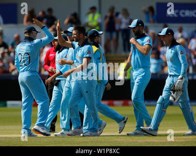 Unis Riverside, Chester-le-Street, Durham, Royaume-Uni. 3 juillet, 2019. Coupe du Monde de Cricket ICC, l'Angleterre contre la Nouvelle-Zélande, l'Angleterre célébrer après la Nouvelle-Zélande, le capitaine Kane Williamson est dirigée par Mark Wood pour les laisser sur Crédit 55-21 : Action Plus Sport/Alamy Live News Banque D'Images