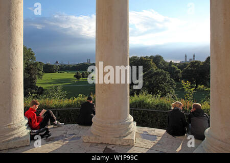 Vue du jardin anglais, Monopteros, Englischer Garten, Munich, Bavière, Allemagne Banque D'Images