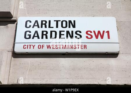 Londres, Royaume-Uni - Mai 13, 2012 : Avis de Carlton Gardens Street sign in Westminster, Londres. Londres est la plus populeuse zone urbaine ou de la région métropolitaine Banque D'Images