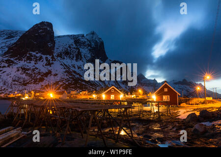 En bois rouge rorbu huttes dans le village de pêche Reine, Moskensoya, îles Lofoten, Norvège, Scandinavie, Europe Banque D'Images