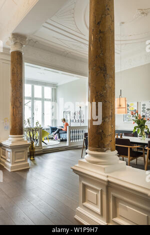 Femme dans un meublé moderne appartement Art Nouveau à Hambourg, en Allemagne du nord, en Europe Banque D'Images
