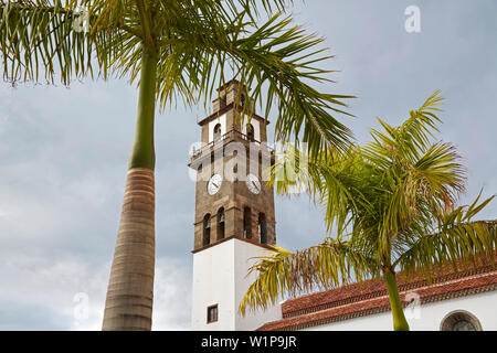 L'église et de palmiers à Buenavista del Norte, Tenerife, Canaries, Islas Canarias, Océan Atlantique, l'Espagne, Europe Banque D'Images