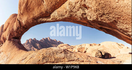 Pontok montagnes, vue à travers un rock arch, Spitzkoppe, Erongo, Namibie Banque D'Images