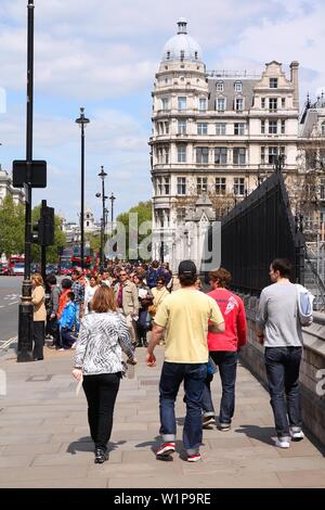 Londres, Royaume-Uni - 13 MAI 2012 : personnes visitent Westminster, Londres. Avec plus de 8,4 millions d'habitants, Londres est la municipalité la plus populeuse de l'UE. Banque D'Images