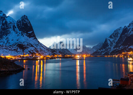 Village de pêche Reine, au crépuscule, en Moskensoya, îles Lofoten, Norvège, Scandinavie, Europe Banque D'Images