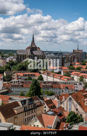 Skyline de Rostock , Vue depuis la tour de Petri Church, église Sainte-Marie d'arrière-plan, Mecklenburg-Vorpommern, Marienkirche Banque D'Images