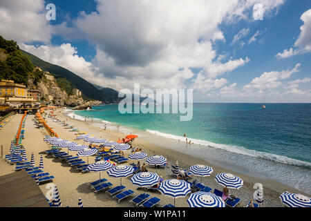 Plage de sable fin et les parasols colorés, Monterosso al Mare, Cinque Terre, La Spezia, Ligurie, Italie Province Banque D'Images