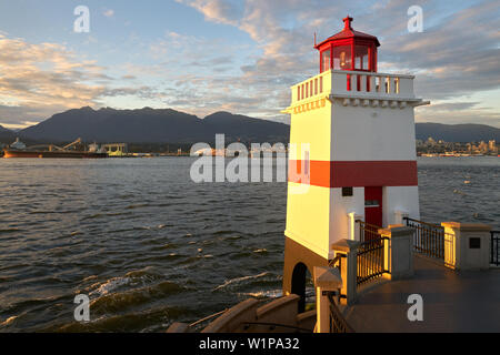 Brockton Point Lighthouse au crépuscule. Brockton Point Lighthouse à Vancouver à l'extrémité est du parc Stanley sur Burrard Inlet. La Colombie-Britannique, Canada. Banque D'Images