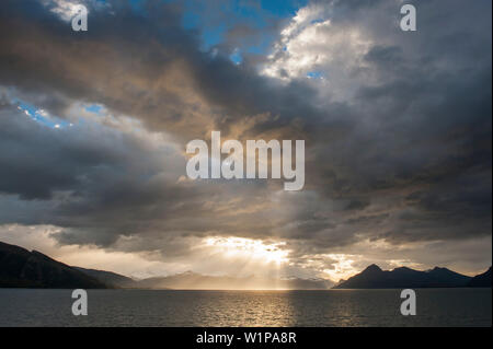 Brise-soleil nuage hors de la côte chilienne, Canal de Beagle, Alberto de Agostini, Parc National, Magallanes y Antartica Chilena, de la patagonie Banque D'Images