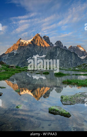 Dans Mont Pelvoux alpenglow reflétant dans le lac, monter au refuge Refuge des Ecrins, Glacier Blanc, le Parc National des Écrins, Dauphine, Dauphiné, Hautes Alpes, Fran Banque D'Images