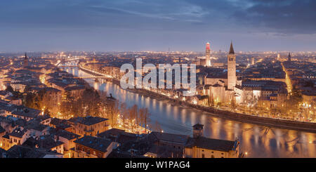 Large vue de Castel San Pietro sur la ville de Vérone en soirée avec les tours de l'église Santa Anastasia (à droite) et la Torre dei Lamberti (lef Banque D'Images