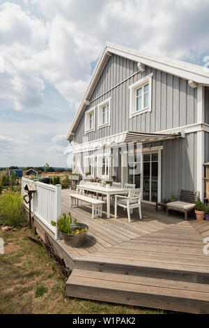 Deux étages gris maison familiale avec terrasse dans un style nordique avec façade en bois, Korbach, Hesse, Germany, Europe Banque D'Images