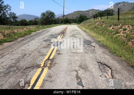 La mauvaise qualité de l'infrastructure de transport routier - endommagé en Californie, USA. Banque D'Images