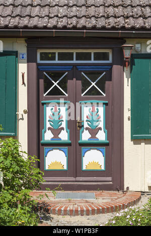 Porte traditionnelle d'une vieille maison du capitaine dans la station balnéaire Baltique Prerow, Fischland-Darss-Zingst, côte de la mer Baltique Mecklembourg-poméranie-, Pomera Banque D'Images