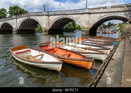 Londres, Royaume-Uni - 02 juillet, 2019. Des bateaux en bois de Richmond Bridge Company location bateau amarré sur la Tamise, Richmond, Surrey, Angleterre Banque D'Images