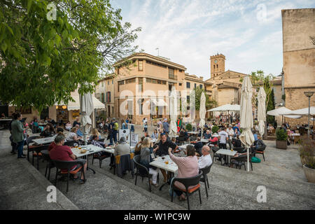 Restaurants dans la vieille ville de Pollensa, Mallorca, Majorque, Îles Baléares, Espagne Banque D'Images