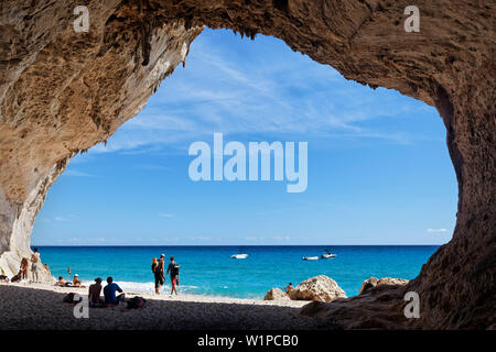 Caverne à la côte de Cala di Luna beach, Sardaigne, Italie Banque D'Images