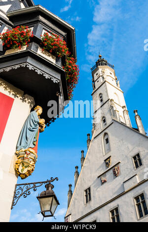 L'Oriel de la maison Jagstheimerhaus sur la place de l'hôtel de ville avec l'hôtel de ville, Rothenburg ob der Tauber, Bavière, Allemagne Banque D'Images