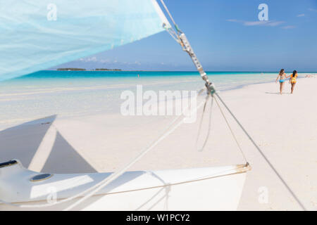 Bateau à voile, les touristes à la plus belle plage de Cayo Guillermo, Playa Pilar, plage de sable, plage de rêve bleu turquoise de la mer, bateau, voyage en famille à Cuba, Banque D'Images