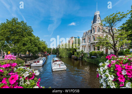 Vue de bateaux du canal et maisons de l'Museumsbrug à Amsterdam, Pays-Bas Banque D'Images