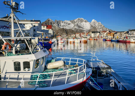 Port, les navires et les cabines du pêcheur à Henningsvær, Lofoten, Nordland, Norvège Banque D'Images