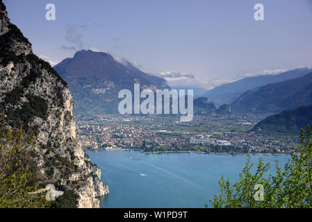 Vue à partir de la Bastei sur Riva, le lac de Garde, le Trentin, Italie Banque D'Images