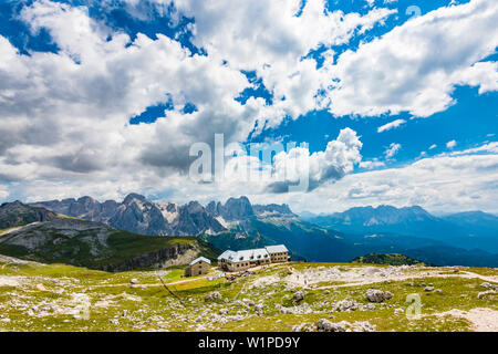 Montagnes Rosengarten avec Schlernhaus, Compatsch, Alpe di Siusi, le Tyrol du Sud, Italie Banque D'Images