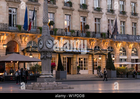 Vue extérieure de l'Hôtel Intercontinental Grand Hôtel de Bordeaux au crépuscule Banque D'Images