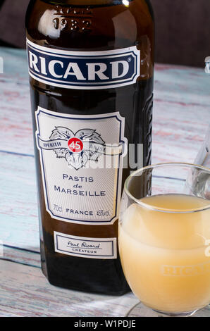 Une bouteille de Ricard, l'apéritif français, intitulé Pastis de Marseille, et d'un verre de Ricard dilué avec de l'eau Banque D'Images