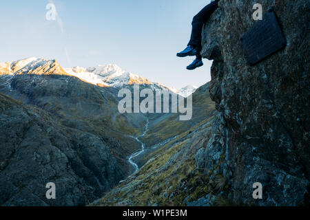 Climber jouit de la vue depuis le Niederjochbach Alpenüberquerung, E5, 6e étape, Niederjochbach,aération, Similaun hut, Vernagt Schnalstal, réservoir, moi Banque D'Images