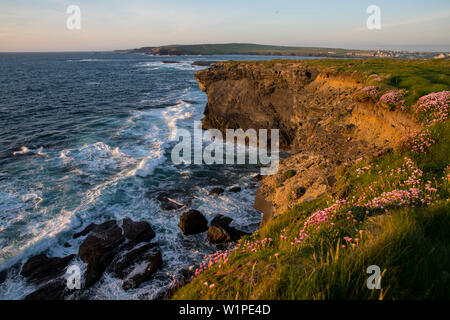 Coucher de soleil sur les falaises de Kilkee et l'océan Atlantique, Kilkee, comté de Clare, Irlande, Europe Banque D'Images