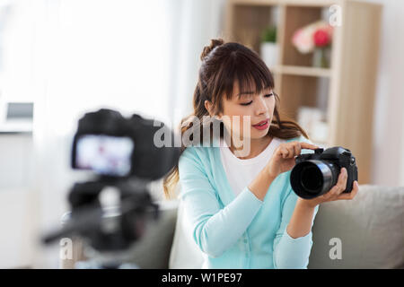 Asian female blogger avec l'enregistrement de caméra video Banque D'Images