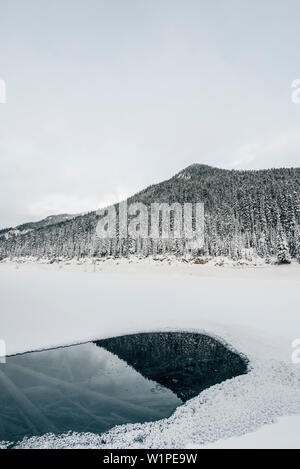 Lac Olive à Kootenay National Park, parc national de Kootenay en Colombie-Britannique, Canada, Amérique du Nord Banque D'Images