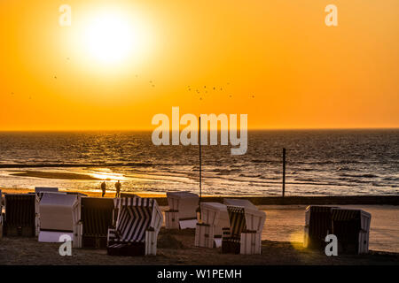 Poussette sur la plage au coucher du soleil, Wangerooge, Frise orientale, Basse-Saxe, Allemagne Banque D'Images