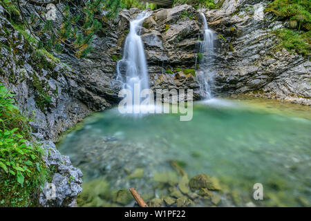 Lech traverse la cascade dans Gumpen lechweg, Lech, Lech, montagnes source, Vorarlberg, Autriche Banque D'Images