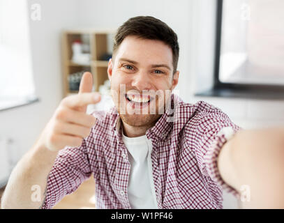 L'homme ou la vidéo blogger selfies en tenant Banque D'Images