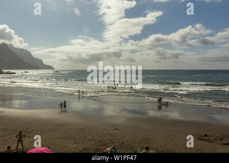 Vue panoramique sur Aimasiga avec plage de sable noir volcanique et les rochers sortant de l'écume de mer sur la côte nord de l'île de Ténérife, Espagne Banque D'Images