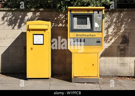 Hambourg, Allemagne - le 28 août 2014 : boîte aux lettres publique et distributeur automatique de timbres poste à Hambourg, Allemagne. Deutsche Post offre plus de 60 millions de laisser Banque D'Images