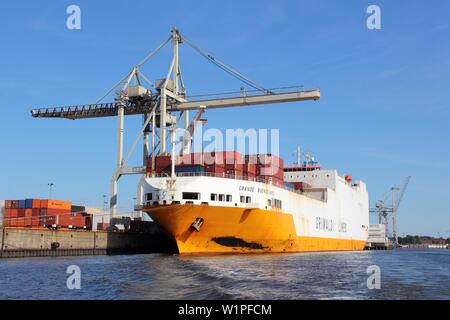 Hambourg, Allemagne - le 28 août 2014 : Grande Buenos Aires de Grimaldi Lines est chargé dans le port de Hambourg. Le port maritime est le 15e plus fréquentés du monde i Banque D'Images