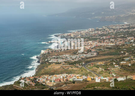 Cette photographie panoramique, prise à un Mirador de El Lance, montre la côte nord de Tenerife et la vallée de la Orotava. Tenerife, Canaries.. Banque D'Images