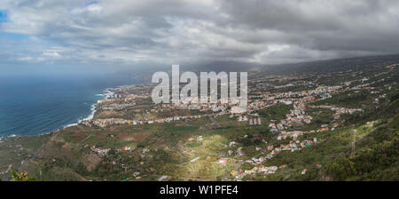 Cette photographie panoramique, prise à un Mirador de El Lance, montre la côte nord de Tenerife et la vallée de la Orotava. Tenerife, Canaries.. Un large Banque D'Images