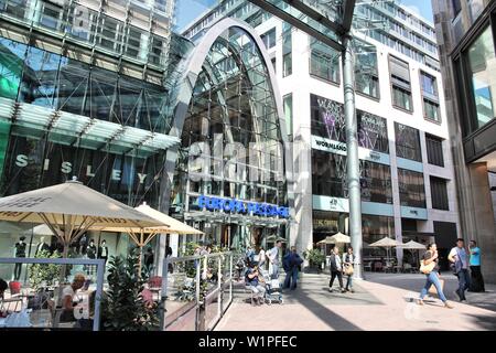 Hambourg, Allemagne - le 28 août 2014 : personnes visitent Europa Passage shopping mall à Hambourg. Le 5 niveau mall dispose de 125 boutiques et 27 points de restauration. Banque D'Images