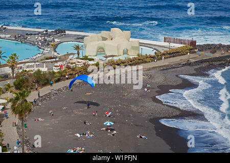 L'atterrissage de parapente à la plage publique de Puerto de la Cruz, Playa Lago Martianez César Manrique, Tenerife, Canaries, Islas Canarias, Atlantique O Banque D'Images