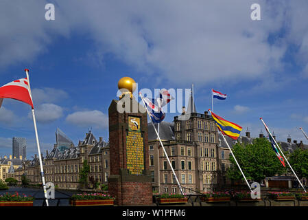 Den Haag, Pays-Bas - 2018.05.17 : vue sur compley gouvernement binnenhof et buitenhof avec les drapeaux des provinces néerlandaises en premier plan Banque D'Images